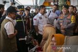 Kapolri Jenderal Pol Listyo Sigit Prabowo (kedua kanan) bersama Menteri Kesehatan Budi Gunadi Sadikin (kedua kiri), Menteri Koordinator Bidang Pembangunan Manusia dan Kebudayaan Pratikno (kiri) dan Ketua DPRD Banten Fahmi Hakim (tengah) menyapa calon penumpang saat meninjau arus mudik Natal dan Tahun Baru di Dermaga Eksekutif Pelabuhan Merak, Kota Cilegon, Banten, Selasa (24/12/2024). Peninjauan tersebut untuk memastikan pelayanan dan pengamanan terbaik telah diberikan kepada masyarakat yang melakukan perjalanan mudik selama libur Natal dan Tahun Baru 2025 sebagaimana diinstruksikan oleh Presiden Prabowo Subianto. ANTARA FOTO/Angga Budhiyanto/gp