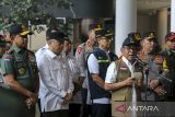 Menteri Koordinator Bidang Pembangunan Manusia dan Kebudayaan Pratikno (kedua kanan) menyampaikan sambutan disaksisan (dari depan kiri) Panglima TNI Jenderal TNI Agus Subiyanto, Menteri Perhubungan Dudy Purwagandhi, Menteri Kesehatan Budi Gunadi Sadikin, dan Kapolri Jenderal Pol Listyo Sigit Prabowo saat meninjau arus mudik Natal dan Tahun Baru di Dermaga Eksekutif Pelabuhan Merak, Kota Cilegon, Banten, Selasa (24/12/2024). Peninjauan tersebut untuk memastikan pelayanan dan pengamanan terbaik telah diberikan kepada masyarakat yang melakukan perjalanan mudik selama libur Natal dan Tahun Baru 2025 sebagaimana diinstruksikan oleh Presiden Prabowo Subianto. ANTARA FOTO/Angga Budhiyanto/gp