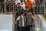 Menteri Koordinator Bidang Pembangunan Manusia dan Kebudayaan Pratikno (depan kiri) berbincang dengan Kapolri Jenderal Pol Listyo Sigit Prabowo (depan kanan) disaksikan Panglima TNI Jenderal TNI Agus Subiyanto (belakang kiri), Menteri Perhubungan Dudy Purwagandhi (belakang tengah), dan Menteri Kesehatan Budi Gunadi Sadikin (belakang kanan) saat meninjau arus mudik Natal dan Tahun Baru di Dermaga Eksekutif Pelabuhan Merak, Kota Cilegon, Banten, Selasa (24/12/2024). Peninjauan tersebut untuk memastikan pelayanan dan pengamanan terbaik telah diberikan kepada masyarakat yang melakukan perjalanan mudik selama libur Natal dan Tahun Baru 2025 sebagaimana diinstruksikan oleh Presiden Prabowo Subianto. ANTARA FOTO/Angga Budhiyanto/gp