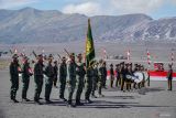 Petugas membawa bendera pataka saat Upacara Peringatan HUT ke 58 Polisi Kehutanan di Kawasan Taman Nasional Bromo Tengger Semeru (TNBTS), Kabupaten Probolinggo, Jawa Timur, Selasa (24/12/2024). Kegiatan dengan tema Bhakti Wirawana-Wana Wibawa yang diikuti sedikitnya 900 peserta tersebut sebagai makna bakti Polisi Kehutanan untuk menjaga hutan Indonesia melalui penguatan dan persatuan Polisi Kehutanan. ANTARA Jatim/Irfan Sumanjaya/mas.