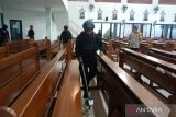 Personel Batalyon B Satbrimob Polda Provinsi Kepulauan Bangka Belitung (Babel) melakukan giat sterilisasi di Gereja Katolik Paroki Regina Pacis Tanjungpandan sebelumnya dimulainya pelaksanaan ibadah Misa Malam Natal guna mengantisipasi terjadinya ancaman teror maupun gangguan kamtibmas lainnya, Selasa (24/12) sore. (ANTARA FOTO/Apriliansyah)