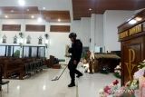 Personel Batalyon B Satbrimob Polda Provinsi Kepulauan Bangka Belitung (Babel) melakukan giat sterilisasi di Gereja Katolik Paroki Regina Pacis Tanjungpandan sebelumnya dimulainya pelaksanaan ibadah Misa Malam Natal guna mengantisipasi terjadinya ancaman teror maupun gangguan kamtibmas lainnya, Selasa (24/12) sore. (ANTARA FOTO/Apriliansyah)