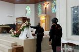 Personel Batalyon B Satbrimob Polda Provinsi Kepulauan Bangka Belitung (Babel) melakukan giat sterilisasi di Gereja Katolik Paroki Regina Pacis Tanjungpandan sebelumnya dimulainya pelaksanaan ibadah Misa Malam Natal guna mengantisipasi terjadinya ancaman teror maupun gangguan kamtibmas lainnya, Selasa (24/12) sore. (ANTARA FOTO/Apriliansyah)