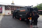 Personel Batalyon B Satbrimob Polda Provinsi Kepulauan Bangka Belitung (Babel) melakukan giat sterilisasi di Gereja Katolik Paroki Regina Pacis Tanjungpandan sebelumnya dimulainya pelaksanaan ibadah Misa Malam Natal guna mengantisipasi terjadinya ancaman teror maupun gangguan kamtibmas lainnya, Selasa (24/12) sore. (ANTARA FOTO/Apriliansyah)