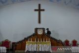 Anggota Sat-Brimob Polda Banten melakukan sterilisasi di Gereja HKBP Serang, Kota Serang Banten, Selasa (24/12/2024). Sterilisasi gereja tersebut untuk menjamin keamanan dan kenyamanan bagi umat Kristiani dalam melaksanakan ibadah Natal 2024. ANTARA FOTO/Putra M. Akbar/gp