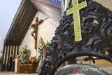  Anggota Gegana Polda Metro Jaya melakukan sterilisasi di Gereja Katolik Hati Santa Perawan Maria Tak Bernoda, Kota Tangerang, Banten, Selasa (24/12/2024). Sterilisasi gereja dilakukan untuk menjamin keamanan dan kenyamanan umat Kristiani dalam menjalankan ibadah perayaan Natal 2024. ANTARA FOTO/Sulthony Hasanuddin/gp