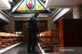 Anggota Gegana Polda Metro Jaya melakukan sterilisasi di Gereja Katolik Hati Santa Perawan Maria Tak Bernoda, Kota Tangerang, Banten, Selasa (24/12/2024).  Sterilisasi gereja dilakukan untuk menjamin keamanan dan kenyamanan umat Kristiani dalam menjalankan ibadah perayaan Natal 2024. ANTARA FOTO/Sulthony Hasanuddin/gp