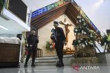  Anggota Gegana Polda Metro Jaya melakukan sterilisasi di Gereja Katolik Hati Santa Perawan Maria Tak Bernoda, Kota Tangerang, Banten, Selasa (24/12/2024).  Sterilisasi gereja dilakukan untuk menjamin keamanan dan kenyamanan umat Kristiani dalam menjalankan ibadah perayaan Natal 2024. ANTARA FOTO/Sulthony Hasanuddin/gp