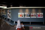 Seorang  pengunjung menyaksikan sejumlah foto bencana saat  Pameran Foto Tsunami Aceh di Museum Tsunami, Banda Aceh,  Selasa (24/12/2024). Pameran foto yang menampilkan peristiwa bencana gempa dan  Tsunami  26 Desember 2004  di Museum Tsunami Aceh itu dalam  rangka memperingati 20 tahun Tsunami Aceh dan dijadwalkan  berlangsung hingga 27 Desember 2024. ANTARA FOTO/Ampelsa.