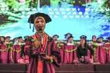 Wisudawan Juliana membacakan puisi saat mengikuti prosesi Wisuda ke-6 Universitas Muhammadiyah (UM) Jambi Tahun Akademik 2024/2025 di Jambi, Senin (23/12/2024). Juliana yang berasal dari kelompok Suku Anak Dalam (SAD) Tumenggung Hari dampingan Pundi Sumatra di Bungo berhasil menamatkan pendidikan tingginya di Jurusan Kehutanan, Fakultas Sains dan Teknologi UM Jambi dan menjadi perempuan pertama yang meraih gelar sarjana dari kelompok SAD. ANTARA FOTO/Wahdi Septiawan/rwa.