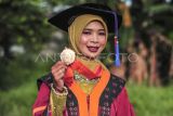 Juliana berpose sebelum mengikuti prosesi Wisuda ke-6 Universitas Muhammadiyah (UM) Jambi Tahun Akademik 2024/2025 di Jambi, Senin (23/12/2024). Juliana yang berasal dari kelompok Suku Anak Dalam (SAD) Tumenggung Hari dampingan Pundi Sumatra di Bungo berhasil menamatkan pendidikan tingginya di Jurusan Kehutanan, Fakultas Sains dan Teknologi UM Jambi dan menjadi perempuan pertama yang meraih gelar sarjana dari kelompok SAD. ANTARA FOTO/Wahdi Septiawan/rwa.