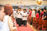 Putra Altar atau Misdinar berjalan saat Misa Malam Natal di Gereja Katolik Santo Vincentius A Paulo, Surabaya, Jawa Timur, Selasa (24/12/2024). Perayaan Natal 2024 di gereja tersebut mengusung tema Marilah Sekarang Kita Pergi ke Betlehem. Antara Jatim/Rizal Hanafi/um