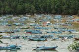 Nelayan beraktivitas membersihkan kapal miliknya di pelabuhan rakyat Pantai Tawang, Pacitan, Jawa Timur, Rabu (25/12/2024).  Secara nasional, Kementerian Kelautan dan Perikanan (KKP) menargetkan produksi perikanan sebesar 24,58 juta ton pada kurun 2025 sehingga berkontribusi pada upaya peningkatan kesejahteraan  nelayan yang tercermin dari nilai tukar nelayan (NTN) di Tanah Air. Antara Jatim/Destyan Sujarwoko/um