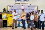 Pelindo bagi sembako bagi warga Labuan Bajo