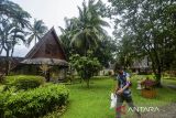 Pengunjung berjalan di depan hotel di Beach Hotel di Kawasan Ekonomi Khusus (KEK) Tanjung Lesung, Pandeglang, Banten, Rabu (25/12/2024). Badan Pusat Statistik (BPS) Provinsi Banten mencatat tingkat penghunian kamar (TPK) hotel berbintang di Banten mengalami peningkatan pada Oktober 2024 mencapai 53,57 persen atau naik 0,45 persen dibandingkan pada bulan sebelumnya secara bulanan (mtm). ANTARA FOTO/Muhammad Bagus Khoirunas/gp