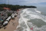 Foto udara ombak laut yang menerjang gazebo di Pantai Sambolo 2, Anyer, Kabupaten Serang Banten, Rabu (25/12/2024). Badan Meteorologi Klimatologi dan Geofisika (BMKG) mengimbau masyarakat untuk mewaspadai potensi gelombang tinggi yang dapat membahayakan wisatawan di sepanjang Pantai Anyer, Serang hingga Tanjung Lesung, Pandeglang selama libur Natal dan Tahun Baru 2025. ANTARA FOTO/Putra M. Akbar/gp