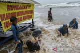 Wisatawan bermain air saat terjadi gelombang tinggi di Pantai Sambolo 2, Anyer, Kabupaten Serang Banten, Rabu (25/12/2024). Badan Meteorologi Klimatologi dan Geofisika (BMKG) mengimbau masyarakat untuk mewaspadai potensi gelombang tinggi yang dapat membahayakan wisatawan di sepanjang Pantai Anyer, Serang hingga Tanjung Lesung, Pandeglang selama libur Natal dan Tahun Baru 2025. ANTARA FOTO/Putra M. Akbar/gp