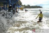 Wisatawan bermain air saat terjadi gelombang tinggi di Pantai Sambolo 2, Anyer, Kabupaten Serang Banten, Rabu (25/12/2024). Badan Meteorologi Klimatologi dan Geofisika (BMKG) mengimbau masyarakat untuk mewaspadai potensi gelombang tinggi yang dapat membahayakan wisatawan di sepanjang Pantai Anyer, Serang hingga Tanjung Lesung, Pandeglang selama libur Natal dan Tahun Baru 2025. ANTARA FOTO/Putra M. Akbar/gp