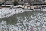 Foto udara ombak laut yang menerjang gazebo di Pantai Sambolo 2, Anyer, Kabupaten Serang Banten, Rabu (25/12/2024). Badan Meteorologi Klimatologi dan Geofisika (BMKG) mengimbau masyarakat untuk mewaspadai potensi gelombang tinggi yang dapat membahayakan wisatawan di sepanjang Pantai Anyer, Serang hingga Tanjung Lesung, Pandeglang selama libur Natal dan Tahun Baru 2025. ANTARA FOTO/Putra M. Akbar/gp