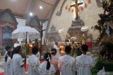 Romo Rony Alfridus Bere Lelo (tengah) memimpin umat Katolik dalam melaksanakan Misa Malam Natal di Gereja Katolik Paroki Roh Kudus Babakan, Desa Canggu, Badung, Bali, Selasa (24/12/2024). Gereja bernuansa Bali tersebut setiap perayaan Natal sebagian besar umatnya mengenakan busana adat Bali sebagai simbol akulturasi dan pelestarian budaya serta diikuti sejumlah wisatawan mancanegara. ANTARA FOTO/Nyoman Hendra Wibowo/wsj.