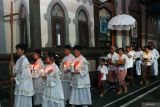 Umat Katolik menjalani prosesi Misa Malam Natal di Gereja Katolik Paroki Roh Kudus Babakan, Desa Canggu, Badung, Bali, Selasa (24/12/2024). Gereja bernuansa Bali tersebut setiap perayaan Natal sebagian besar umatnya mengenakan busana adat Bali sebagai simbol akulturasi dan pelestarian budaya serta diikuti sejumlah wisatawan mancanegara. ANTARA FOTO/Nyoman Hendra Wibowo/wsj.