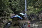 Pengunjung menikmati suasana air terjun di Curug Cigumawang, Kabupaten Serang, Banten, Kamis (26/12/2024). Menteri Koordinator Bidang Pemberdayaan Masyarakat Muhaimin Iskandar memastikan pemberlakuan Pajak Pertambahan Nilai (PPN) 12 persen tidak menyasar sektor pariwisata dan UMKM karena menjadi tumpuan bagi masyarakat, dan hanya berlaku pada sektor-sektor barang mewah atau berbagai barang di luar kebutuhan dasar. ANTARA FOTO/Angga Budhiyanto/gp