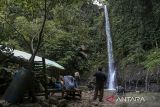 Pengunjung menikmati suasana air terjun di Curug Cigumawang, Kabupaten Serang, Banten, Kamis (26/12/2024). Menteri Koordinator Bidang Pemberdayaan Masyarakat Muhaimin Iskandar memastikan pemberlakuan Pajak Pertambahan Nilai (PPN) 12 persen tidak menyasar sektor pariwisata dan UMKM karena menjadi tumpuan bagi masyarakat, dan hanya berlaku pada sektor-sektor barang mewah atau berbagai barang di luar kebutuhan dasar. ANTARA FOTO/Angga Budhiyanto/gp