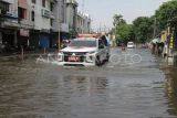 Petugas dari BPBD Jatim mengevakuasi warga menggunakan mobil saat banjir di jalan raya Pepelegi, Waru, Sidoarjo, Jawa Timur, Rabu (25/12/2024). Intensitas curah hujan tinggi di kawasan Waru serta sungai yang tidak dapat menampung debit air menyebabkan banjir di belasan desa dengan ketinggian air sekitar 30-60 cm. ANTARA FOTO/Umarul Faruq/wpa. 



