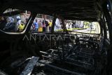 
Warga melihat bangkai mobil setelah terjadi kebakaran di Kelurahan Maliaro, Ternate, Maluku Utara, Rabu (25/12/2024). Kebakaran tersebut menyebabkan dua mobil dan sebuah kios hangus terbakar, diduga sumber api berasal dari salah satu mobil yang dijadikan penampungan BBM. ANTARA FOTO/Andri Saputra/Spt.

