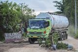 Kendaraan melintas di jalan rusak yang ditanami pohon pisang di Kelurahan Pijoan, Muaro Jambi, Jambi, Rabu (25/12/2024). Warga setempat menyebutkan, kerusakan jalan penghubung Kabupaten Muaro Jambi dengan Batanghari tersebut disebabkan meningkatnya mobilitas angkutan pembawa material pembangunan Jalan Tol Tempino-Simpang Ness sejak beberapa bulan terakhir sehingga membahayakan pengendara. ANTARA FOTO/Wahdi Septiawan/foc. 