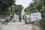 Pengendara melintas di jalan rusak yang ditanami pohon pisang di Kelurahan Pijoan, Muaro Jambi, Jambi, Rabu (25/12/2024). Warga setempat menyebutkan, kerusakan jalan penghubung Kabupaten Muaro Jambi dengan Batanghari tersebut disebabkan meningkatnya mobilitas angkutan pembawa material pembangunan Jalan Tol Tempino-Simpang Ness sejak beberapa bulan terakhir sehingga membahayakan pengendara. ANTARA FOTO/Wahdi Septiawan/foc. 