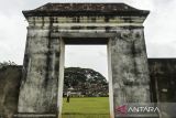 Wisatawan memotret reruntuhan bangunan Keraton Kaibon di Kasemen, Kota Serang Banten, Kamis (26/12/2024). Keraton peninggalan Sultan Syafiuddin seluas 4 hektare yang didirikan sejak tahun 1815 tersebut menjadi salah satu destinasi wisata edukasi bersejarah di kawasan Banten Lama. ANTARA FOTO/Putra M. Akbar/gp