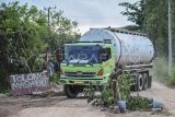 Kendaraan melintas di jalan rusak yang ditanami pohon pisang di Kelurahan Pijoan, Muaro Jambi, Jambi, Rabu (25/12/2024). Warga setempat menyebutkan, kerusakan jalan penghubung Kabupaten Muaro Jambi dengan Batanghari tersebut disebabkan meningkatnya mobilitas angkutan pembawa material pembangunan Jalan Tol Tempino-Simpang Ness sejak beberapa bulan terakhir sehingga membahayakan pengendara. ANTARA FOTO/Wahdi Septiawan/foc.