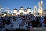 Sejumlah umat muslim  berzikir dan berdoa  pada peringatan 20 tahun bencana Tsunami di Masjid Raya Baiturrahman, Banda Aceh, Aceh, Kamis (26/12/2024). Peringatan mengenang 20 tahun peristiwa Tsunami yang dipusatkan di Masjid Raya Baiturrahman itu dihadiri ribuan umat muslim dengan menggelar doa bersama untuk para syuhada yang korban tsunami pada 26 Desember 2004. ANTARA FOTO/Ampelsa.