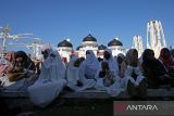 Sejumlah umat muslim berzikir dan berdoa  pada peringatan 20 tahun bencana Tsunami di Masjid Raya Baiturrahman, Banda Aceh, Aceh, Kamis (26/12/2024). Peringatan mengenang 20 tahun peristiwa Tsunami yang dipusatkan di Masjid Raya Baiturrahman itu dihadiri ribuan umat muslim dengan menggelar doa bersama untuk para syuhada yang korban tsunami pada 26 Desember 2004. ANTARA FOTO/Ampelsa.