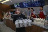  Barista membawa kopi untuk dibagikan kepada pengunjung saat Grand Opening Anomali Coffee di Ternate, Maluku Utara, Jumat (27/12/2024).Anomali Coffee  salah satu usaha brand lokal khas kopi Indonesia memiliki 14 outlet yang tersebar di Jakarta Bali, Makassar dan pertama kalinya hadir di Ternate yang  diharapkan mampu mendorong keberlangsungan usaha kecil mikro dan menengah (UMKM) dan mempromosikan kopi rempah khas Ternate ANTARA FOTO/Andri saputra/IWY