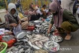 Pedagang melayani pembeli di Pasar Ikan Karangantu, Kota Serang, Banten, Jumat (27/12/2024). Kementerian Kelautan dan Perikanan memastikan pasokan perikanan aman untuk memenuhi kebutuhan masyarakat saat libur Hari Raya Natal dan Tahun Baru 2025, meskipun terdapat peningkatan kebutuhan ikan konsumsi sebesar 5,45 persen dibandingkan bulan November 2024 sebesar 0,9 juta ton menjadi 0,95 juta ton. ANTARA FOTO/Putra M. Akbar/gp