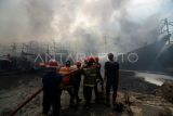 Petugas berusaha memadamkan api saat kebakaran kapal nelayan di Pelabuhan Tegal, Jawa Tengah, Jumat (27/12/2024). Sebanyak 13 kapal nelayan yang bersandar setelah melaut terbakar sekitar pukul 03.00 WIB dan pihak terkait masih menyelidiki penyebab kebakaran tersebut. ANTARA FOTO/Oky Lukmansyah/nym.
		

						

					

					

					
