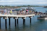 Wisatawan berjalan di dermaga saat akan menyeberang ke Pulau Nusa Penida menggunakan kapal cepat di Pelabuhan Sanur, Denpasar, Bali, Jumat (27/12/2024).  Kantor Kesyahbandaran dan Otoritas Pelabuhan (KSOP) Kelas II Benoa menyiagakan 58 kapal di Pelabuhan Sanur menyusul terjadinya pergerakan wisatawan domestik maupun mancanegara sebanyak 4.000 - 6.000 per harinya selama periode liburan Tahun Baru 2025 yang menyeberang ke destinasi wisata di Nusa Penida, Nusa Lembongan, dan Nusa Ceningan, Kabupaten Klungkung. ANTARA FOTO/Nyoman Hendra Wibowo/wsj.