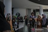 Calon penumpang kapal berfoto bersama cosplayer pada gelaran J-Pop Showcase 7 di Sosoro Mall, Terminal Eksekutif Pelabuhan Merak, Kota Cilegon, Banten, Sabtu (28/12/2024). Gelaran yang diikuti peserta dari berbagai komunitas cosplayer di Banten tersebut menampilkan berbagai kegiatan seperti penampilan musik, tari-tarian, kompetisi cosplay, serta bursa pernak-pernik bertemakan tokoh fiksi anime Jepang sebagai platform bagi anak muda untuk menunjukkan bakat dan dedikasi dalam seni permainan kostum. ANTARA FOTO/Angga Budhiyanto/gp