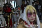 Peserta mengikuti kompetisi cosplay pada gelaran J-Pop Showcase 7 di Sosoro Mall, Terminal Eksekutif Pelabuhan Merak, Kota Cilegon, Banten, Sabtu (28/12/2024). Gelaran yang diikuti peserta dari berbagai komunitas cosplayer di Banten tersebut menampilkan berbagai kegiatan seperti penampilan musik, tari-tarian, kompetisi cosplay, serta bursa pernak-pernik bertemakan tokoh fiksi anime Jepang sebagai platform bagi anak muda untuk menunjukkan bakat dan dedikasi dalam seni permainan kostum. ANTARA FOTO/Angga Budhiyanto/gp