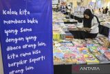 Warga memilih buku yang dijual saat Pasar Literasi di Mall Alam Sutera, Kota Tangerang, Banten, Sabtu (28/12/2024). Pagelaran tersebut menawarkan ribuan pilihan buku dengan beragam promo untuk meningkatkan literasi masyarakat yang berlangsung hingga 13 Desember 2024. ANTARA FOTO/Sulthony Hasanuddin/gp