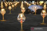 Seorang umat Buddha melakukan namaskara (sujud) saat mengikuti prosesi Lilin Kedamaian dalam rangkaian Pabajja Samanera Sementara 2024 di Perguruan Buddhi Dharma, Kota Tangerang, Banten, Sabtu (28/12/2024). Prosesi meditasi bersama dan ritual penyalaan lilin sebagai lambang perdamaian tersebut juga merupakan wujud bakti para umat kepada Sang Buddha. ANTARA/Sulthony Hasanuddin/gp