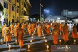 Sejumlah Samanera berjalan usai mengikuti prosesi Lilin Kedamaian dalam rangkaian Pabajja Samanera Sementara 2024 di Perguruan Buddhi Dharma, Kota Tangerang, Banten, Sabtu (28/12/2024). Prosesi meditasi bersama dan ritual penyalaan lilin sebagai lambang perdamaian tersebut juga merupakan wujud bakti para umat kepada Sang Buddha. ANTARA/Sulthony Hasanuddin/gp