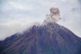 Asap vulkanis keluar dari kawah Gunung Semeru terlihat dari Desa Supiturang, Lumajang, Jawa Timur, Sabtu (28/12/2024). Bedasarkan data Pusat Vulkanologi Mitigasi Bencana Geologi (PVMBG) terjadi erupsi pada pukul 05:21 WIB dengan tinggi kolom abu teramati 700 meter di atas puncak atau kurang lebih 4376 m di atas permukaan laut, kolom abu teramati berwarna putih hingga kelabu dengan intensitas sedang ke arah utara. ANTARA FOTO/Irfan Sumanjaya/nz