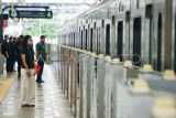 Sejumlah penumpang bersiap memasuki gerbong kereta moda raya terpadu (MRT) melintas di Stasiun Blok M, Jakarta, Jumat (27/12/2024). Pemerintah Provinsi DKI Jakarta memastikan akan menggratiskan tarif tiga moda transportasi seperti Transjakarta, MRT Jakarta, dan LRT Jakarta pada 31 Desember 2024 dan 1 Januari 2025. ANTARA FOTO/Aditya Nugroho/app/rwa.