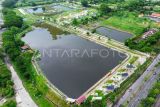 Foto Udara suasana Embung Ketapang komplek Taman Pusat Pengendalian Lumpur Sidoarjo (PPLS) di Kawasan Tanggulangin, Sidoarjo, Jawa Timur, Sabtu (28/12/2024). Embung Ketapang merupakan cekungan yang digunakan untuk menampung air di kala hujan tersebut menjadi destinasi wisata baru di Sidoarjo untuk mengembangkan dan mendorong aktivitas ekonomi baru di kawasan tersebut. ANTARA FOTO/Umarul Faruq/foc.