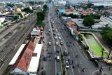 Foto udara arus lalu lintas di kawasan Jembatan layang Waru perbatasan Sidoarjo- Surabaya, Jawa Timur, Minggu (29/12/2024). Satlantas Polresta Sidoarjo akan memberlakukan pengalihan arus lalu lintas dan penyekatan di malam pergantian tahun 2024/2025 di beberapa titik untuk menciptakan situasi yang kondusif selama malam pergantian tahun. Antara Jatim/Umarul Faruq