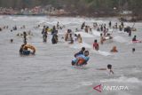 Sejumlah wisatawan berlibur di Pantai Tapak Paderi Kota Bengkulu, Bengkulu, Minggu (29/12/2024). Kementerian Pariwisata dan Ekonomi Kreatif (Kemenparekraf) memproyeksikan sebanyak 78,2 juta wisatawan nusantara melakukan perjalanan dengan nilai ekonomi mencapai Rp117,3 triliun selama libur Natal dan tahun Baru 2025. ANTARA FOTO/Muhammad Izfaldi/YU