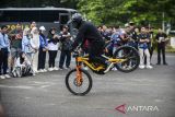 Bikers dari komunitas Savestuntman melakukan atraksi freestyle motor listrik di Kota Serang, Banten, Minggu (29/12/2024). Atraksi motor listrik yang digelar PLN Unit Induk Distribusi (UID) Banten tersebut bertujuan untuk mengenalkan penggunaan motor listrik yang ramah lingkungan juga bisa digunakan diberbagai medan dan kondisi ekstrim kepada masyarakat. ANTARA FOTO/Muhammad Bagus Khoirunas/gp